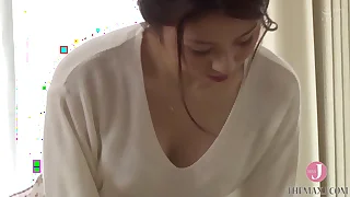 普段から豊満な胸を覗かせる熟女は、オナニーを目撃され、なし崩しでセックスしてしまう悪い女 [MGHT-216]